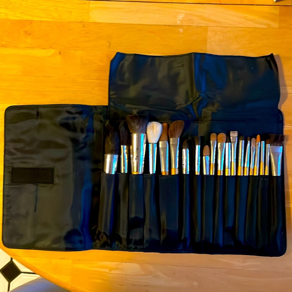 Trish McEvoy 20 Gold Brushes and Case bundle